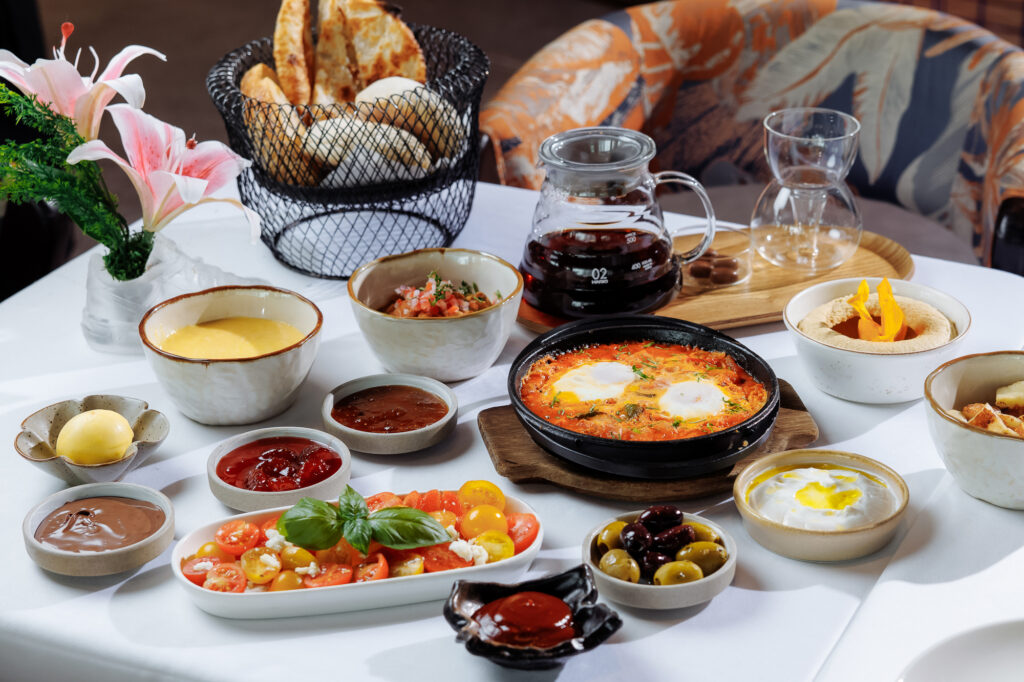 Breakfast displatyat a table at trove